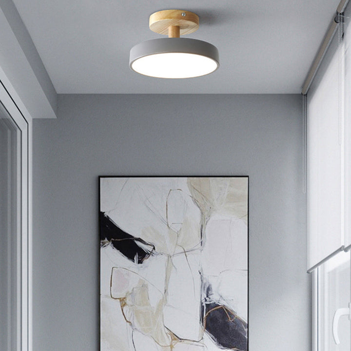 Éclairage LED plafond. Design pastel et bois naturel scandinave.
