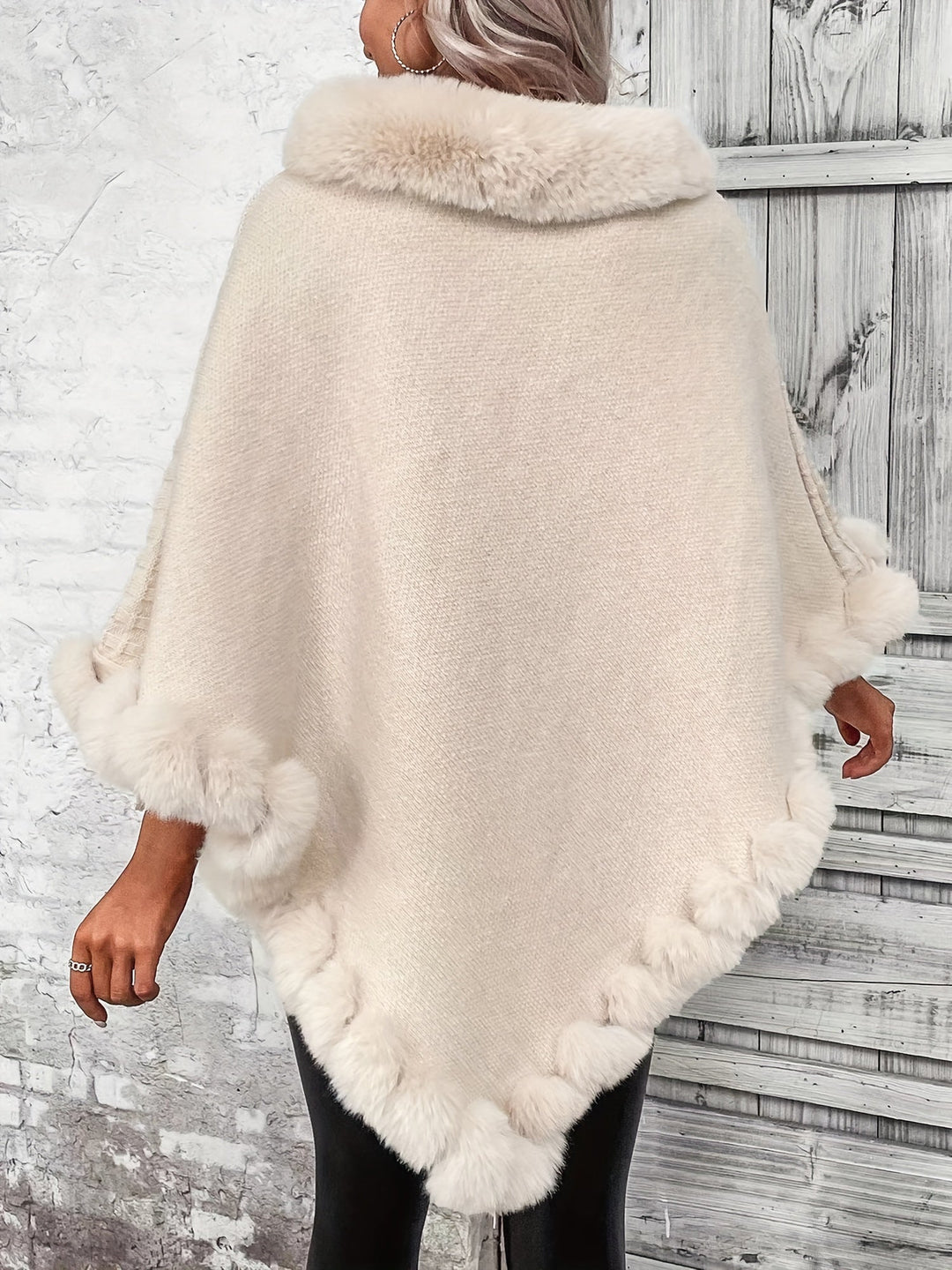 Pull-cape femme col roulé élégant, fausse fourrure luxe, parfait pour l'hiver et les occasions.