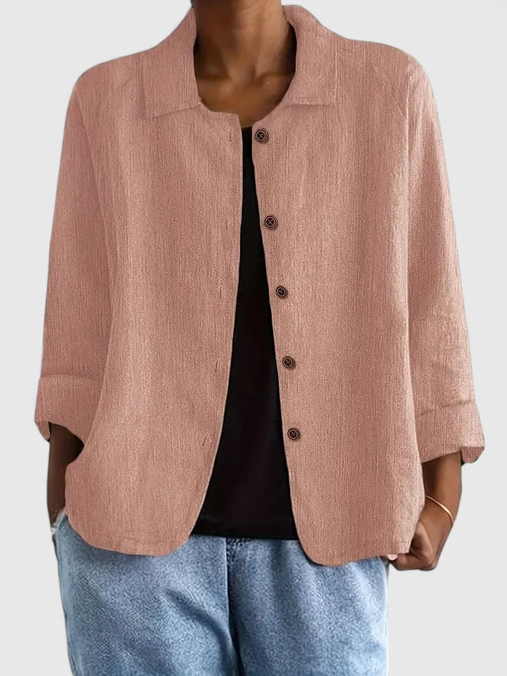 Femme portant le haut Ashleigh casual-chic, idéal pour un look décontracté de printemps.