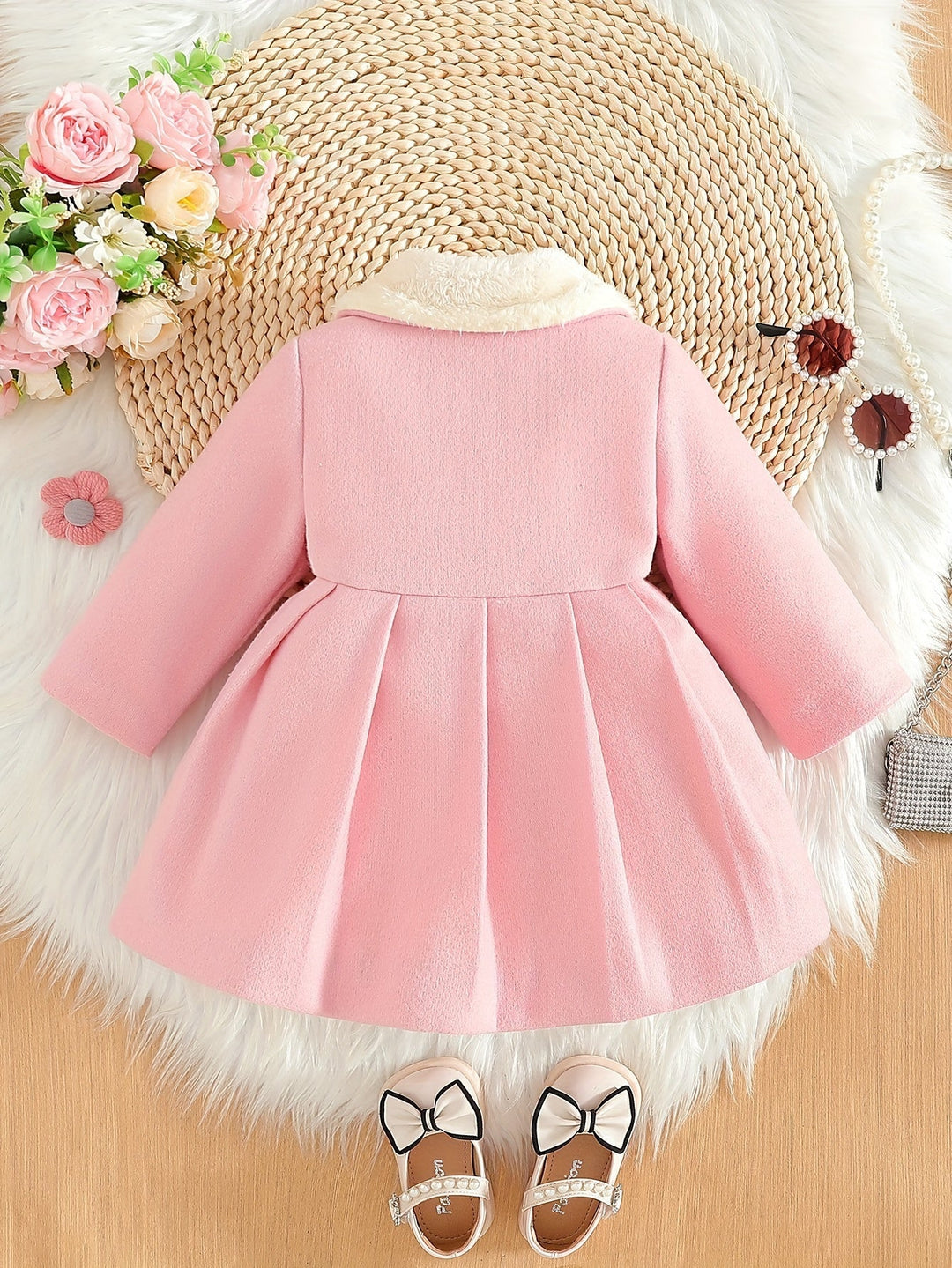 Veste d'hiver chaude pour enfant fille, design élégant avec nœud décoratif et col en fourrure synthétique moelleuse.