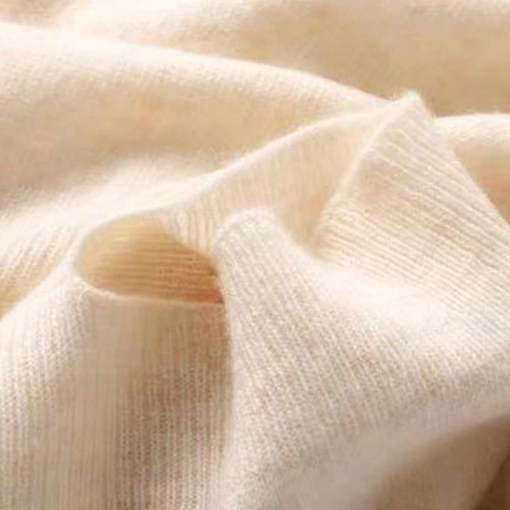 Gros plan sur écharpe femme en tricot doux, gage de chaleur et de confort. Un accessoire de mode élégant.