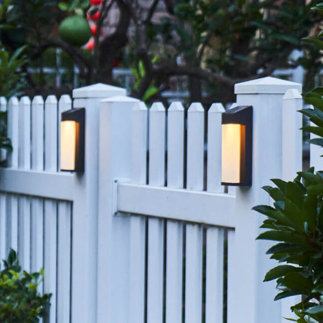 Éclairage extérieur LED solaire sans fil, design industriel en verre. Parfait pour façade ou terrasse.