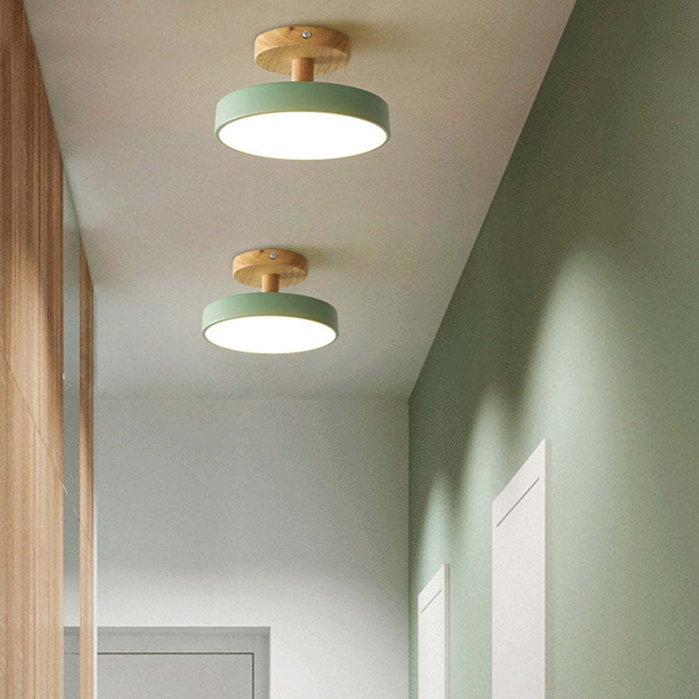 Plafonnier LED scandinave pour salon. Ambiance chaleureuse et naturelle.