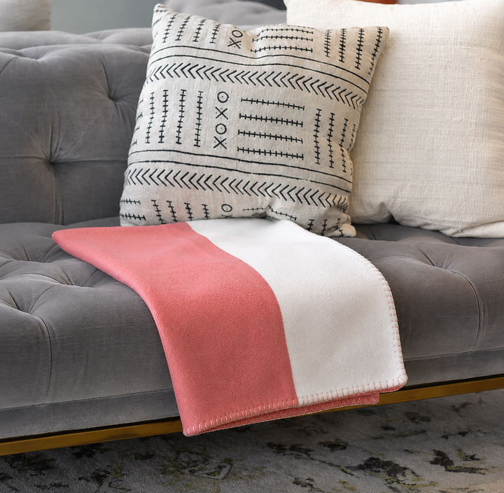 Plaid de luxe pour salon, en cachemire et laine, ajoute confort et élégance à votre espace.