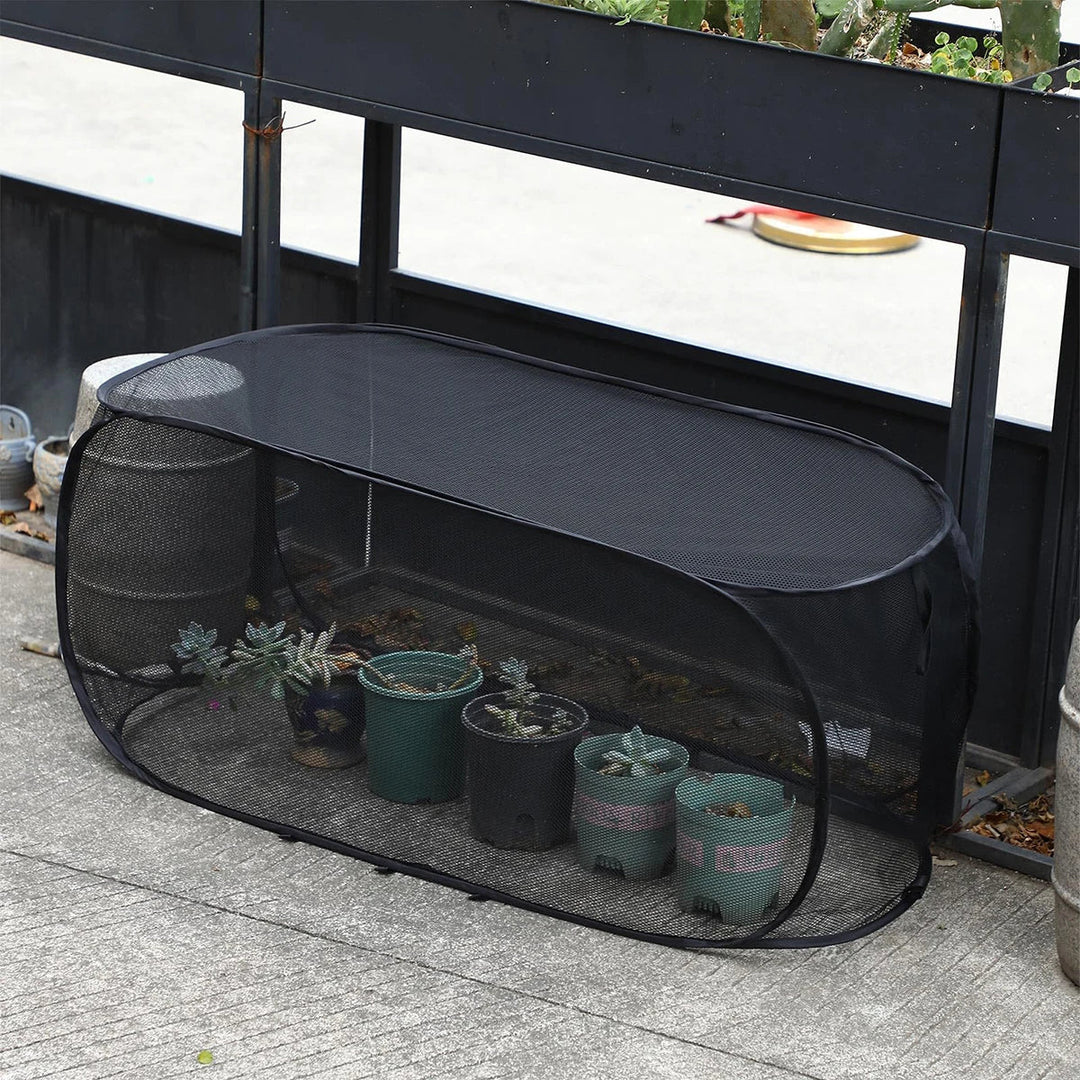 Filet anti-nuisibles pour potager, protège vos semis et récoltes en extérieur. Conception robuste et durable.