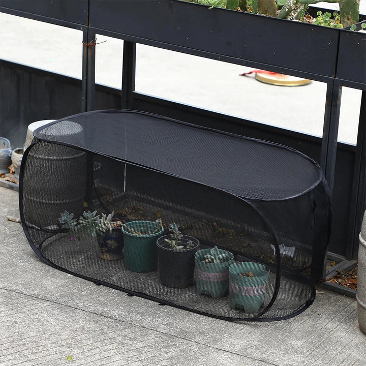 Filet anti-nuisibles pour potager, protège vos semis et récoltes en extérieur. Conception robuste et durable.