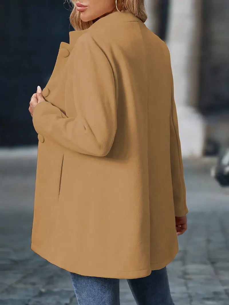 Tendance hiver: Manteau femme chic mi-long, col montant, boutons apparents, pour chaleur et confort.