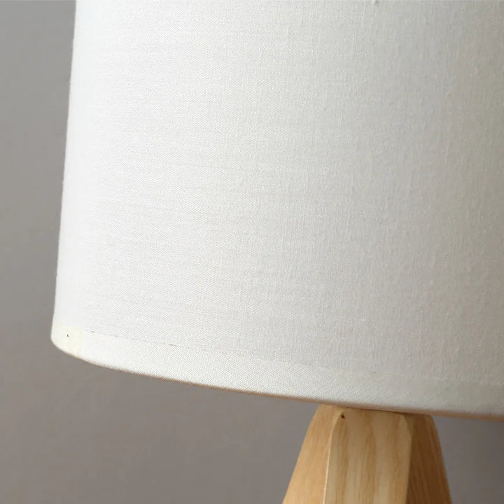 Lampe de table LED économe en énergie, design moderne en bois. Excellente pour l'éclairage d'appoint du salon ou de la chambre.