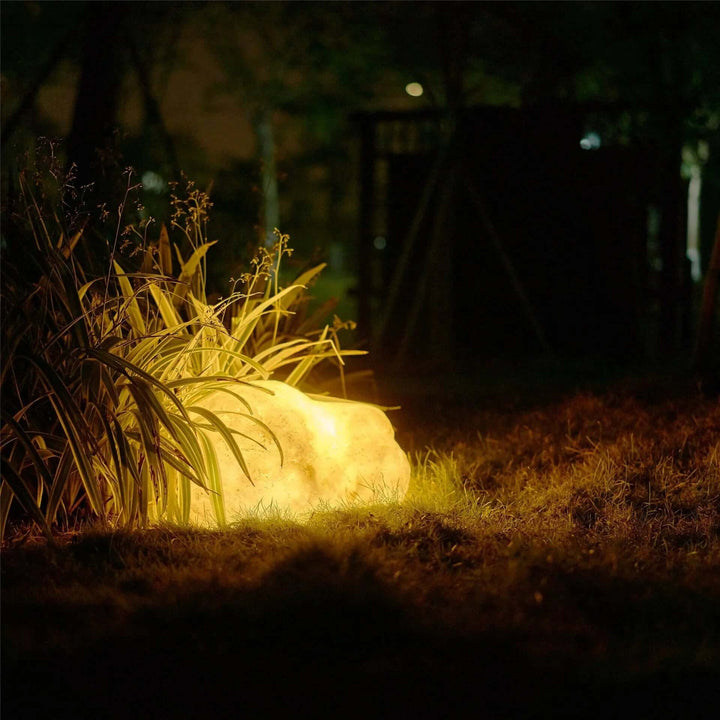 Lampe solaire de jardin, design pierre naturelle. Luminaire extérieur décoratif et étanche pour une ambiance chaleureuse.