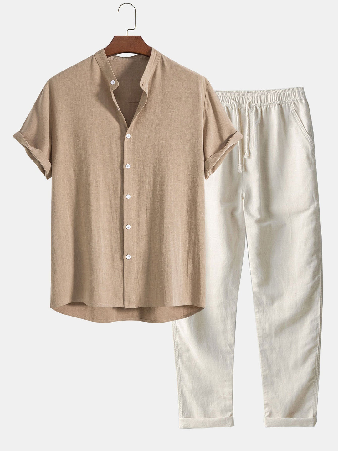 Ensemble homme été couleur naturelle. Chemise manches courtes et pantalon en lin pour un confort élégant et décontracté.