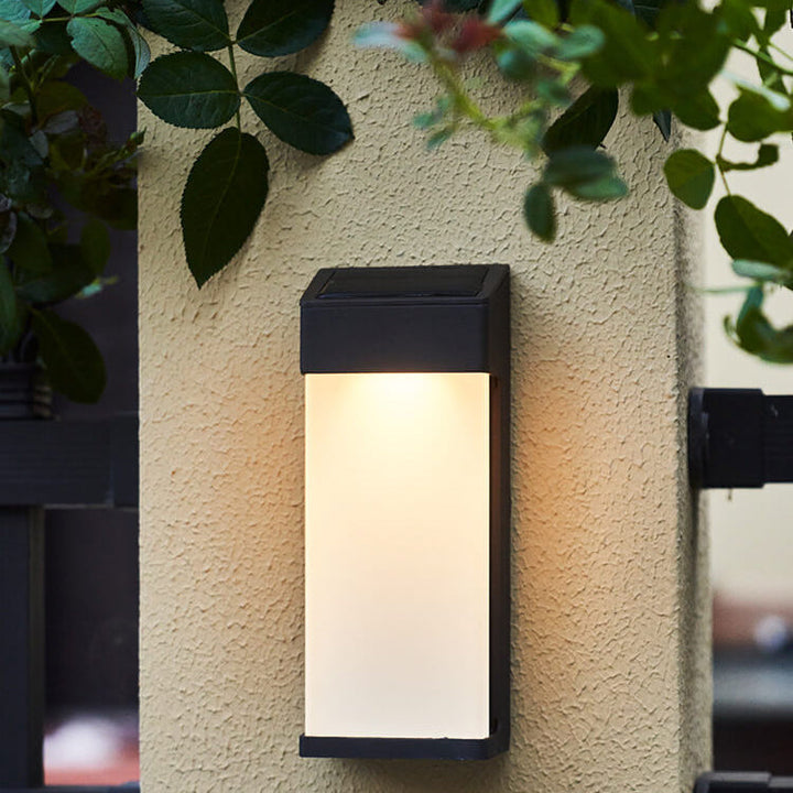 Applique murale solaire industrielle en verre. Éclairage extérieur LED sans fil pour façade, jardin.