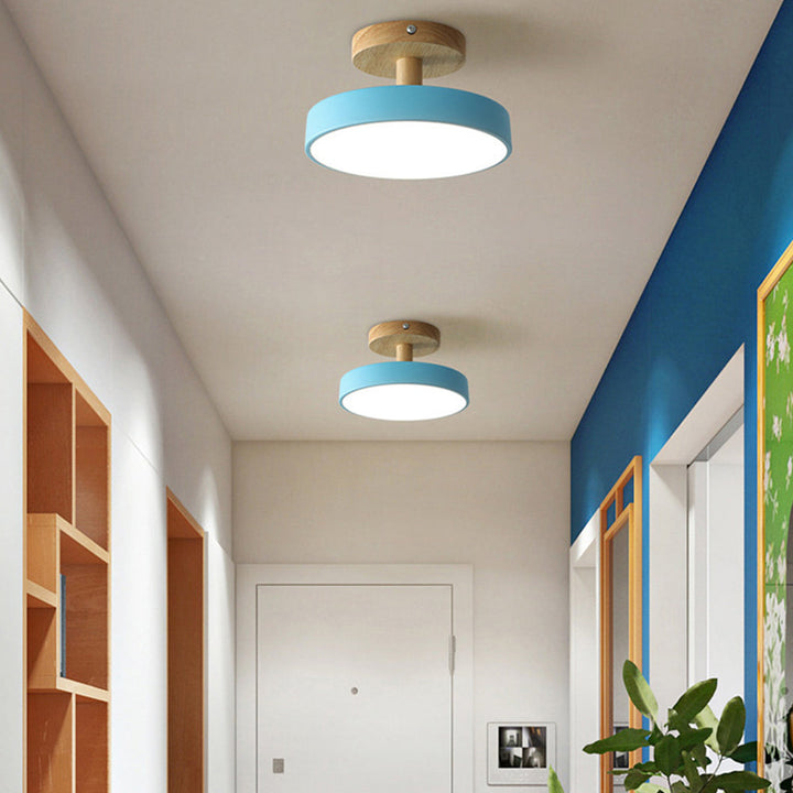 Lampe de plafond en bois et pastel. Design scandinave, éclairage doux.