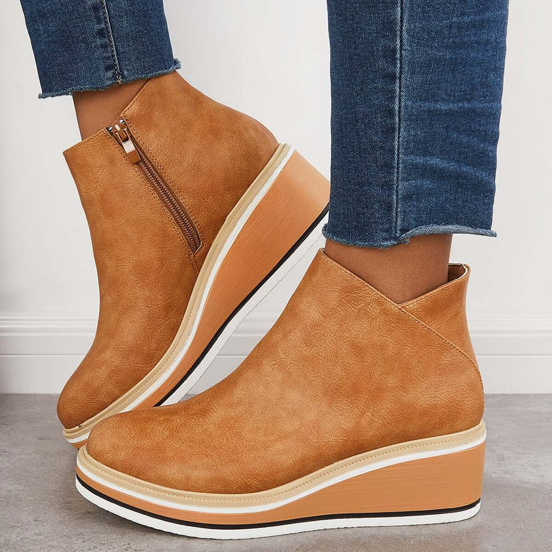 Profil latéral des bottes Leony. Silhouette élancée, idéales pour un look tendance et polyvalent en automne-hiver.