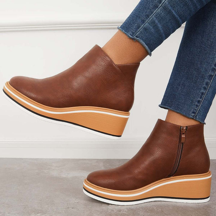 Bottes Leony femmes, portées avec style. Parfaites pour un confort élégant, chaussures chic et polyvalentes.