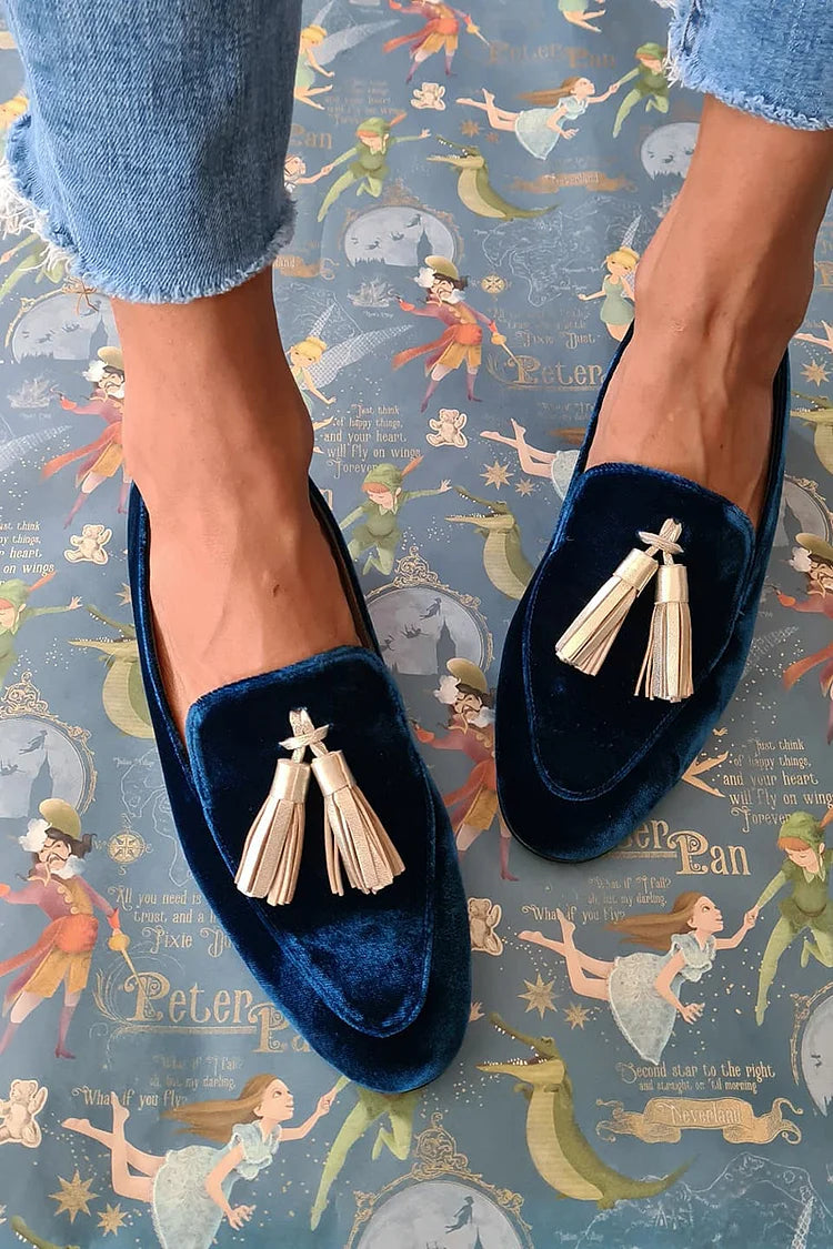 Mocassins bleus pour femmes, style chic et confortable avec glands, parfaits pour le bureau ou un look décontracté.