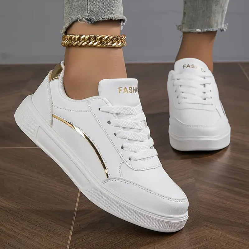 Chaussures décontractées blanches à lacets pour femme, offrant un confort optimal et une touche chic.