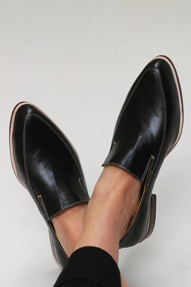 Paire de mocassins plats noirs pour femmes, offrant élégance et confort. Détail couture raffiné, parfaits pour la mode été.