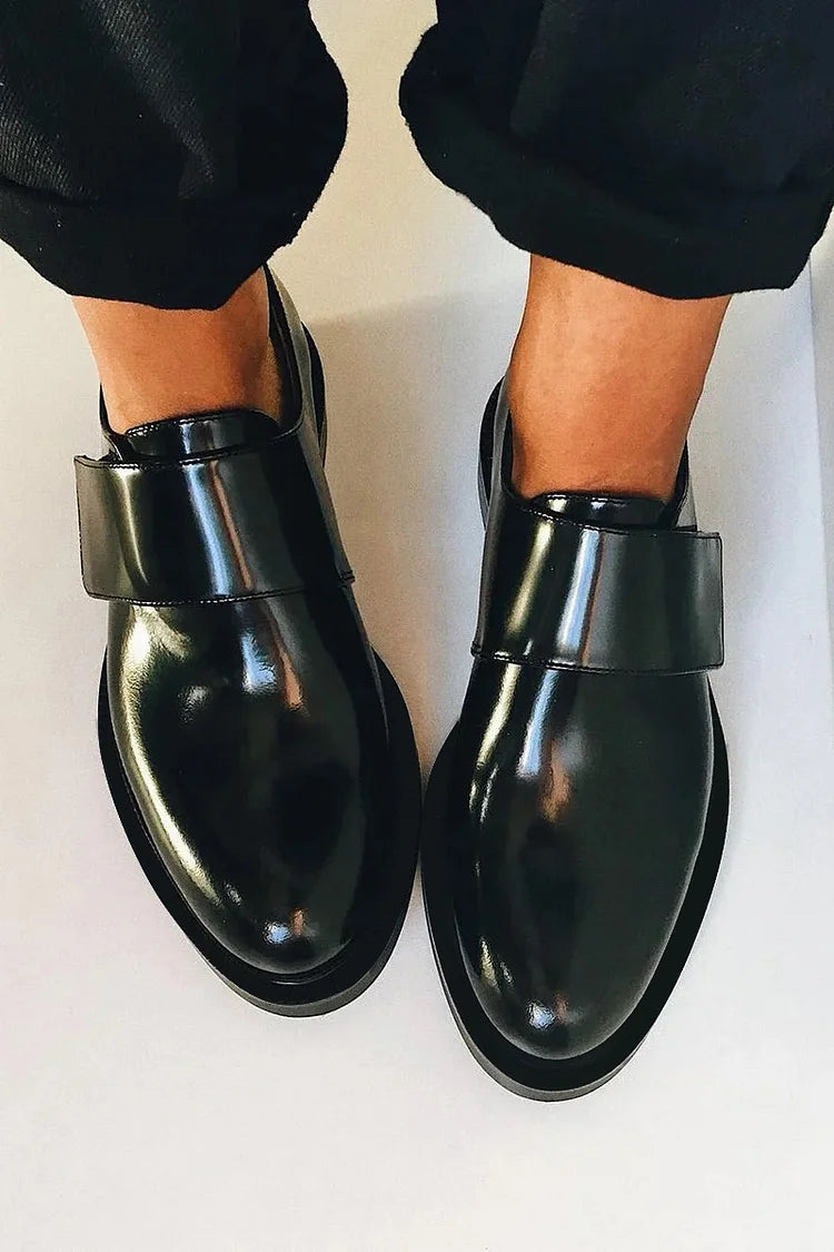 Mocassins noirs plats pour femmes, alliant confort et élégance. Idéaux pour le bureau et la vie urbaine moderne.
