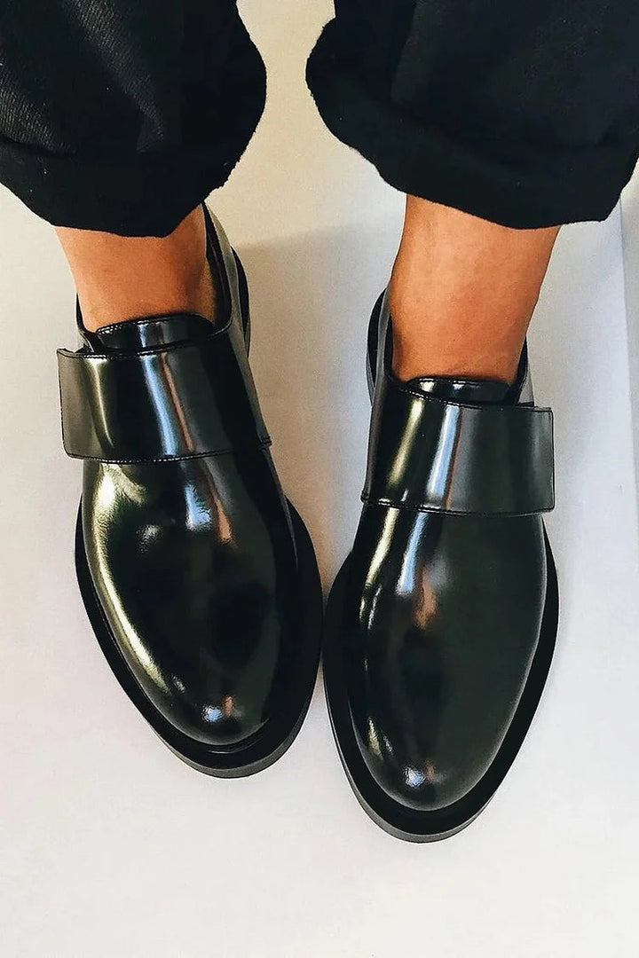 Mocassins noirs plats pour femmes, alliant confort et élégance. Idéaux pour le bureau et la vie urbaine moderne.