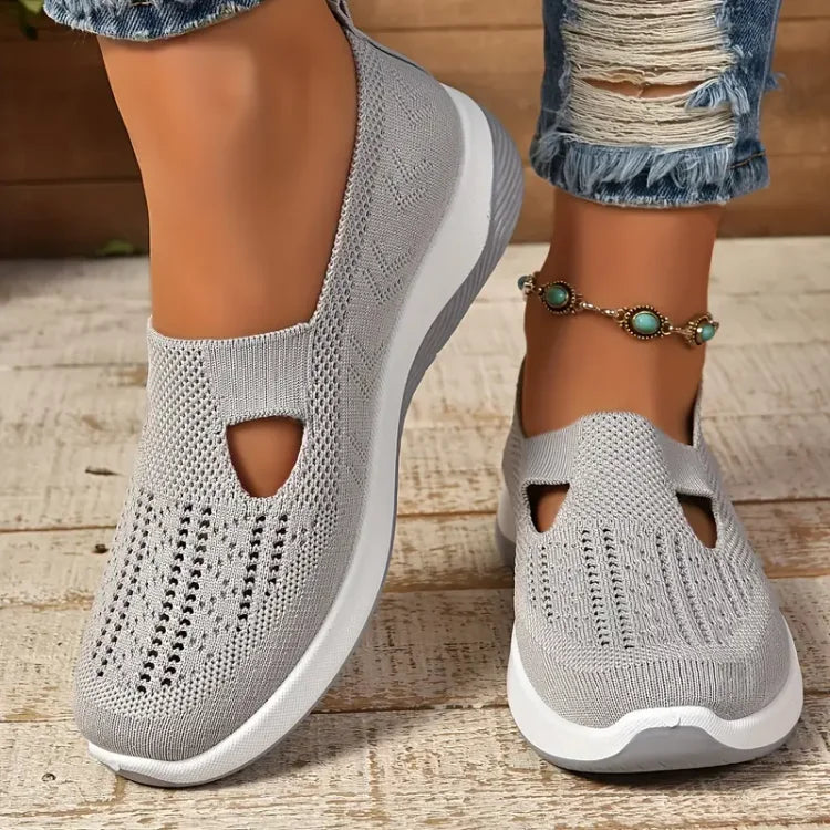 Vue latérale : Chaussures slip-on femme légères, respirantes avec semelle souple, parfaites pour le confort.