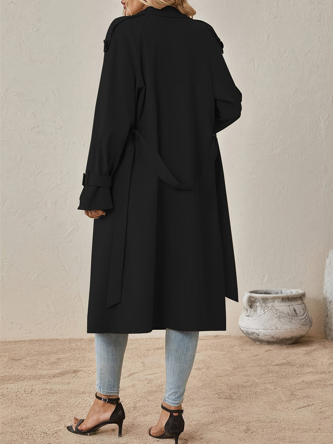 Trench-coat long kaki pour femme, design élégant et structuré, style chic.