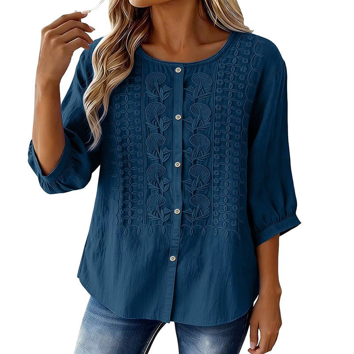 Blouse femme chic et décontractée, motifs brodés. Manches 3/4 pour un confort optimal.