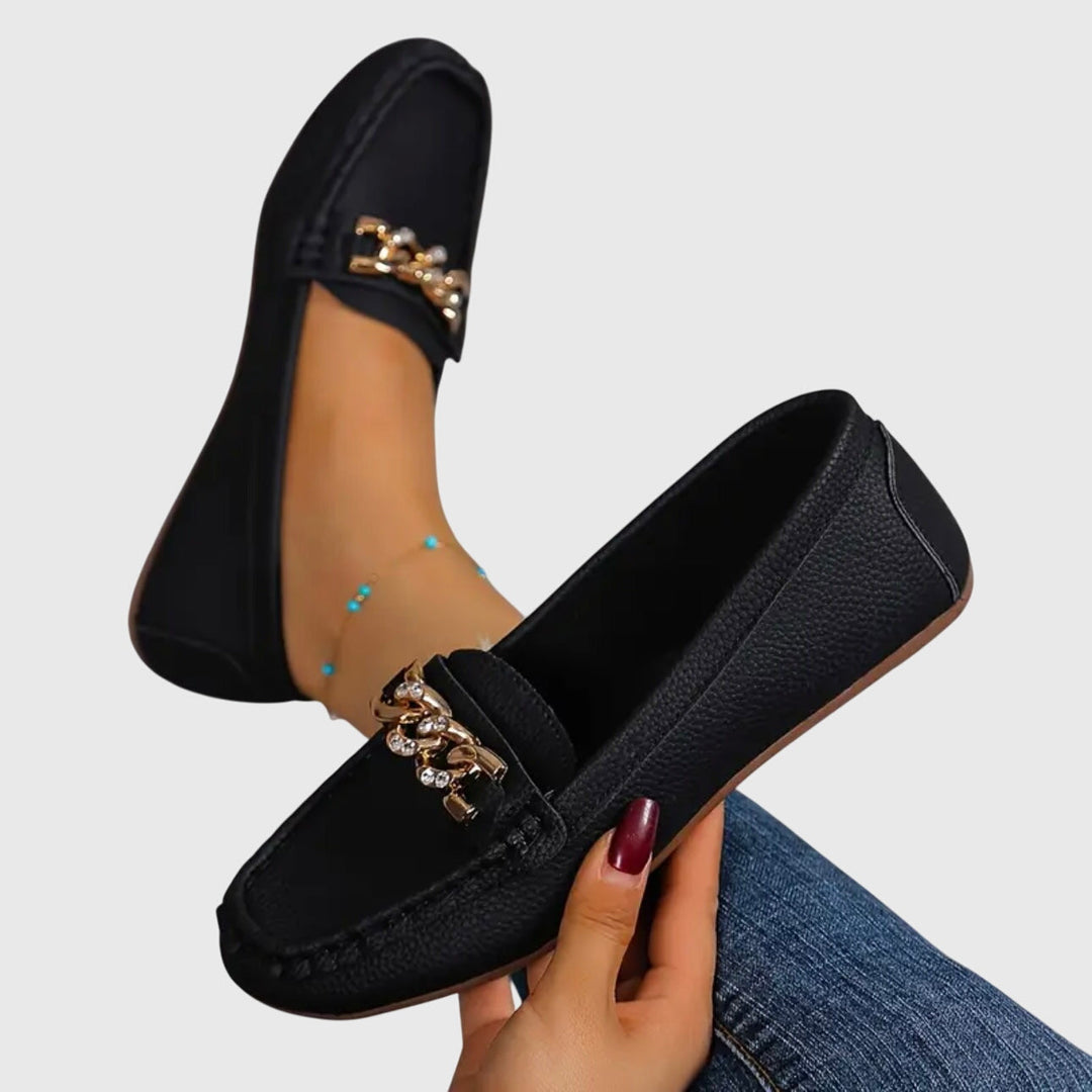 Style classique : mocassins femme à bout rond avec chaîne. Parfaitement confortables et chics pour toutes les saisons.
