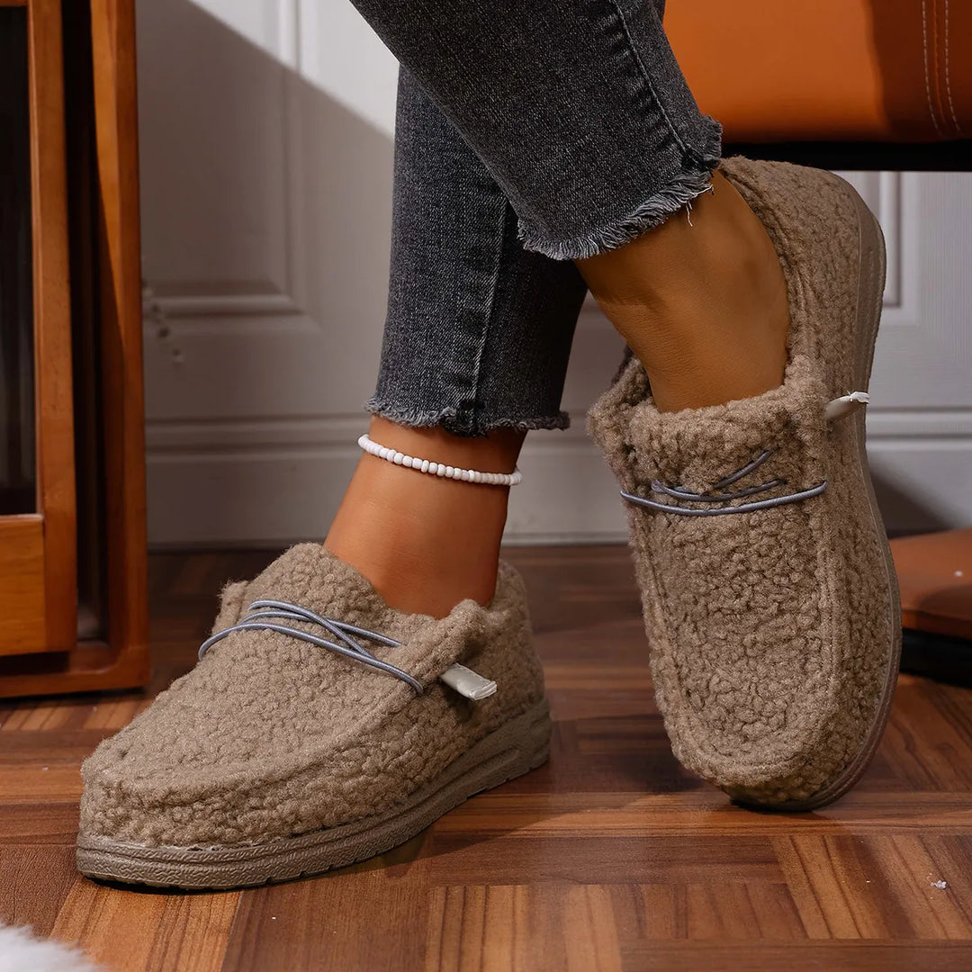 Chaussons femme en tissu teddy pelucheux, doux et confortables pour les journées d'hiver.