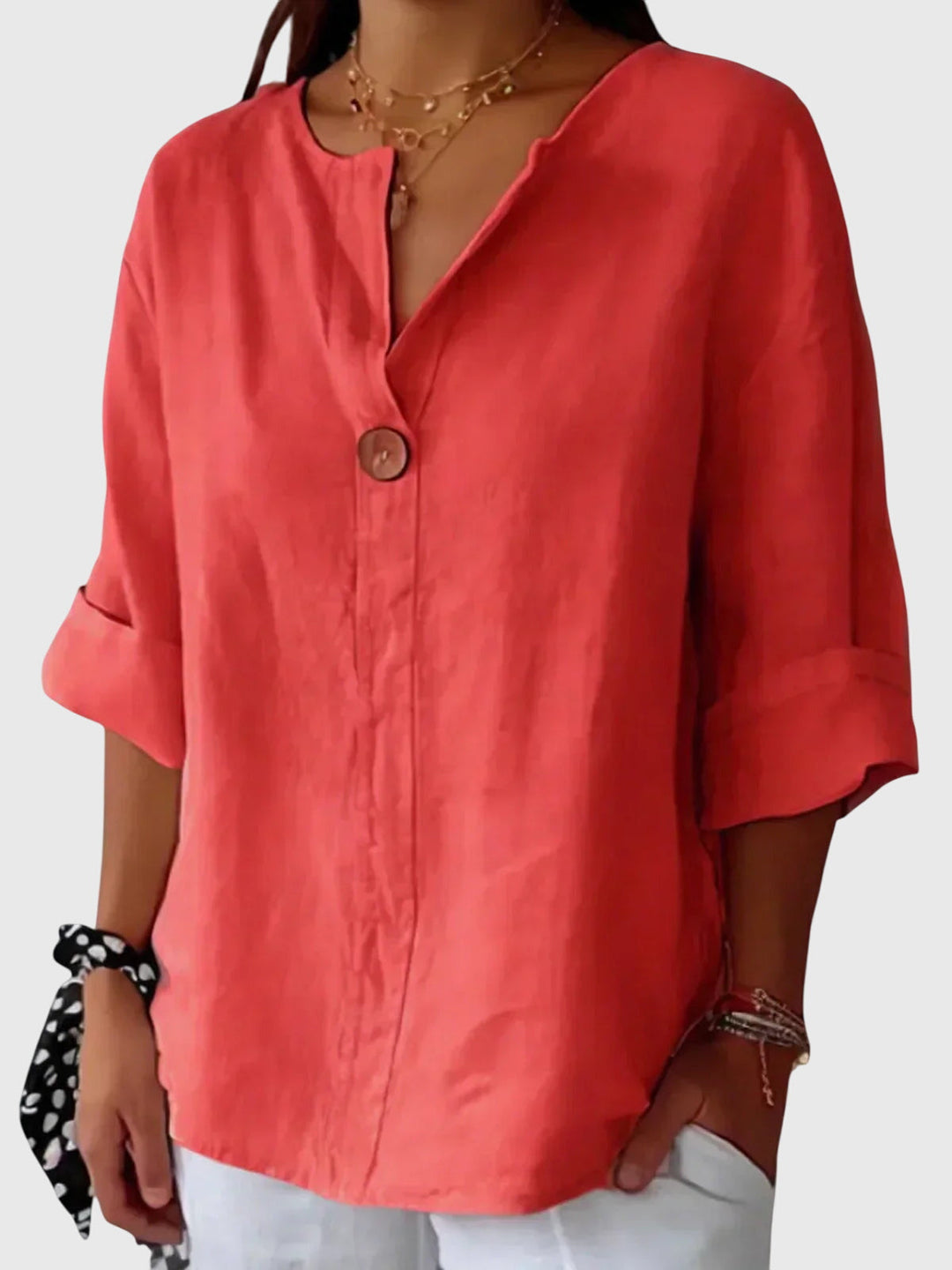 Blouse décontractée et chic. Ce chemisier femme offre confort et élégance, idéal pour un look quotidien ou professionnel.