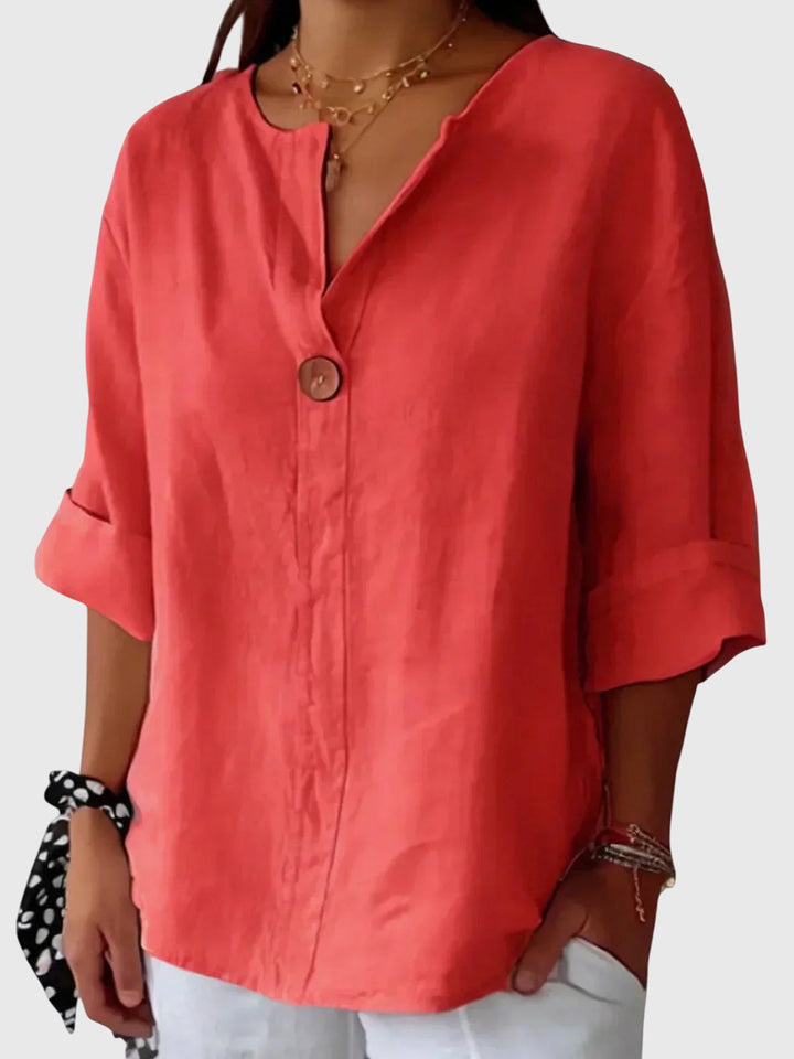 Blouse décontractée et chic. Ce chemisier femme offre confort et élégance, idéal pour un look quotidien ou professionnel.