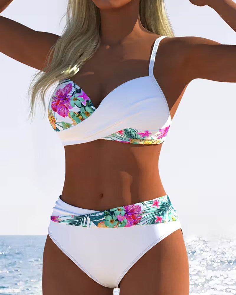 Maillot de bain femme deux pièces floral contrasté avec bretelles fines. Design élégant idéal pour piscine et vacances.