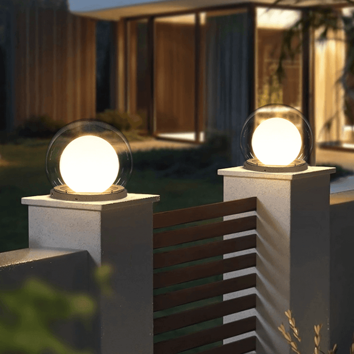 Lampe de jardin design moderne. Élégant luminaire extérieur, un atout décoratif même éteint.