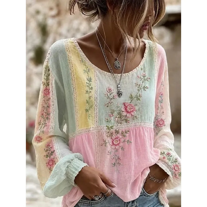 Gros plan sur la broderie florale d'une blouse femme. Détail délicat pour une élégance bohème décontractée.
