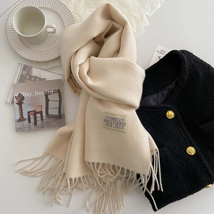 Écharpe femme réversible en pur cachemire, accessoire mode luxe, offrant chaleur et douceur inégalées en hiver.