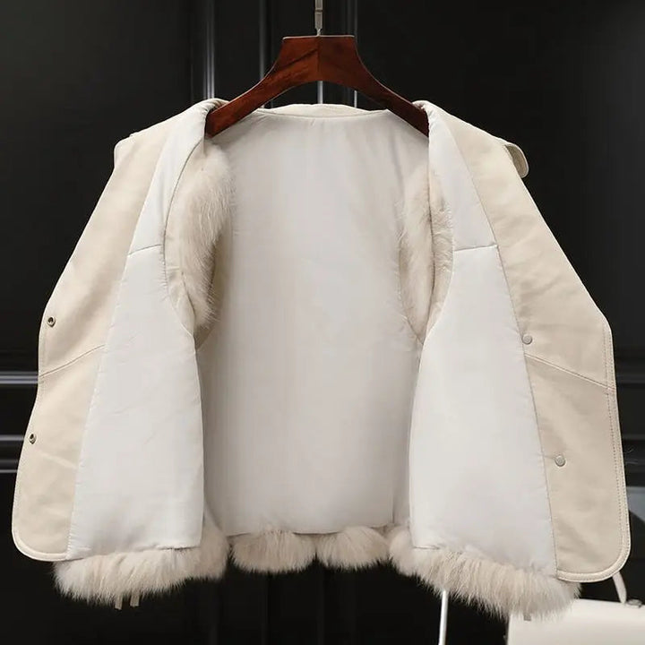 Veste femme sans manches en fausse fourrure douce, ajustable, offrant confort et style pour l'hiver.