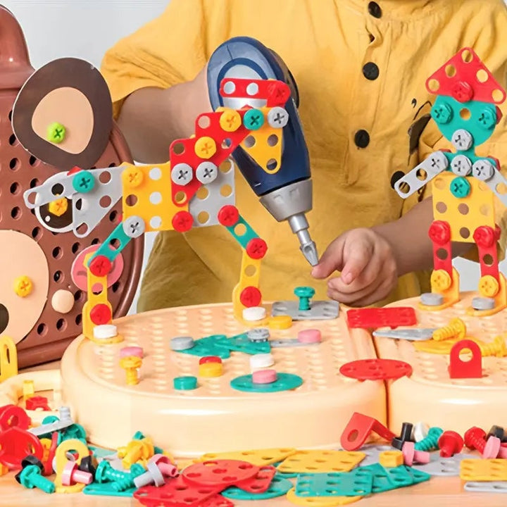 Perceuse jouet du kit DrillPlay, aidant l'enfant à développer sa motricité fine et son ingéniosité. Jeu STEM.