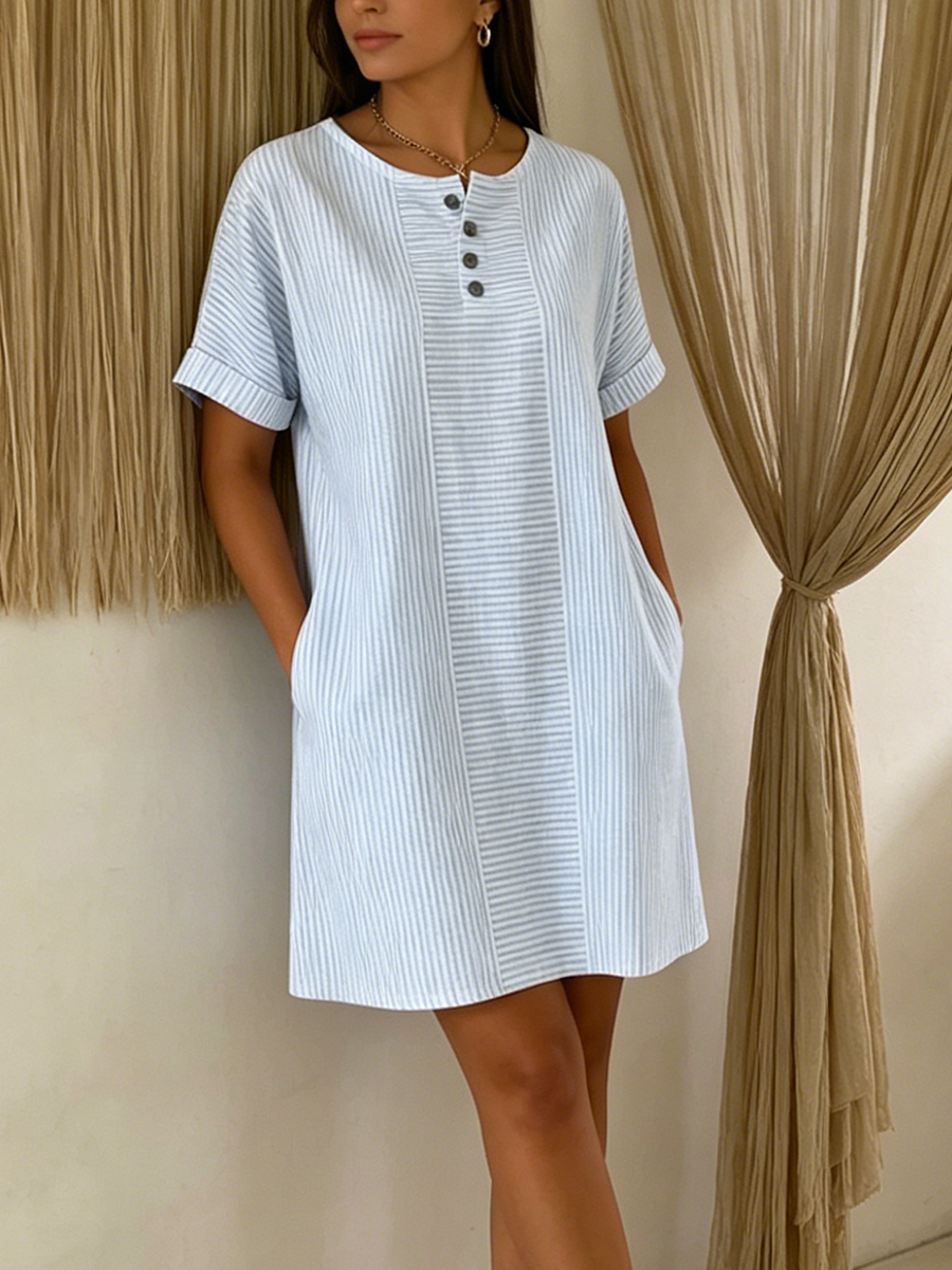 Vêtement féminin élégant: robe ample en mélange coton lin, avec col Henley. Idéale pour les beaux jours.