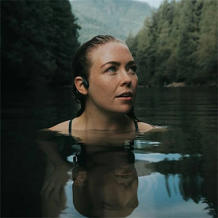 Écouteurs sportifs ouverts sans fil, permettant d'entendre l'environnement tout en écoutant de la musique.