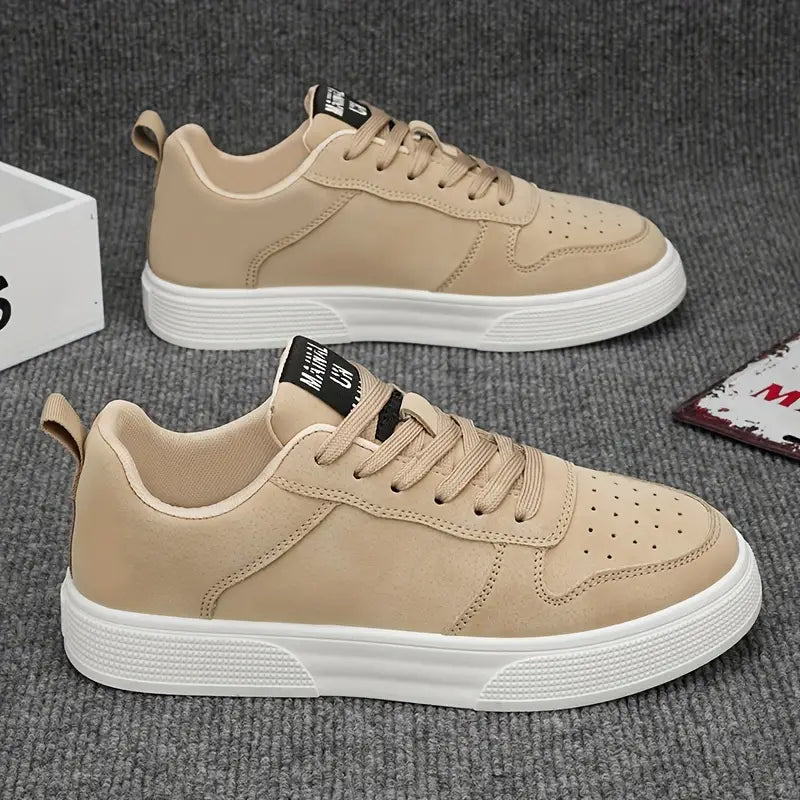 Chaussures casual chic noires pour hommes, design moderne, confort.