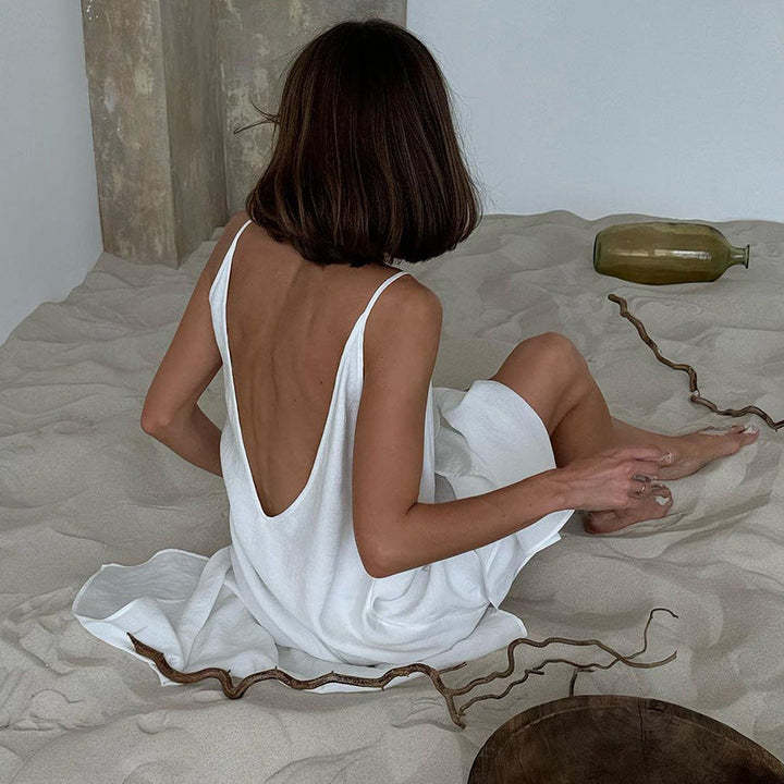 Robe maxi blanche femme chic à bretelles, design épuré pour une élégance décontractée en été.