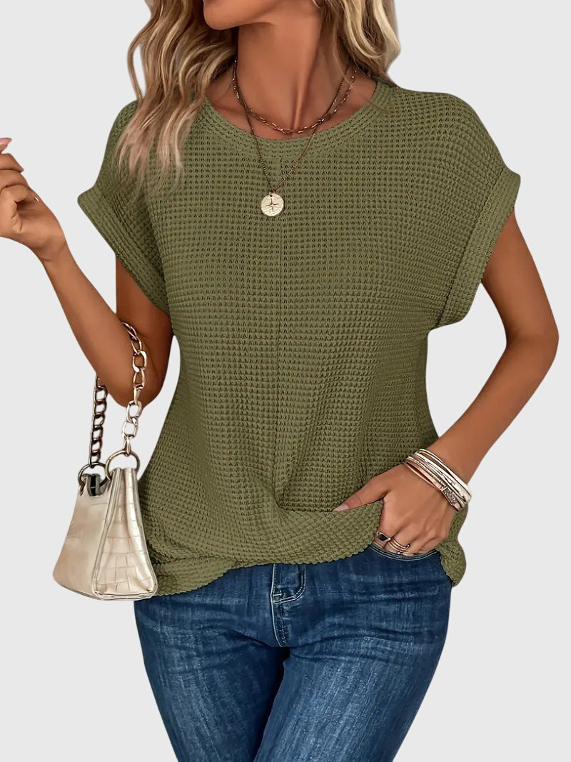 Modèle portant une blouse élégante femme à col rond, un look intemporel et chic pour la mode féminine.