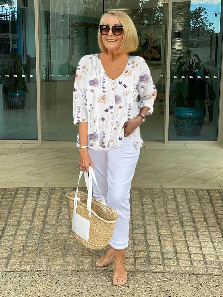 Blouse femme chic à col V avec imprimé floral coloré, un haut tendance pour un style fleuri élégant et décontracté.