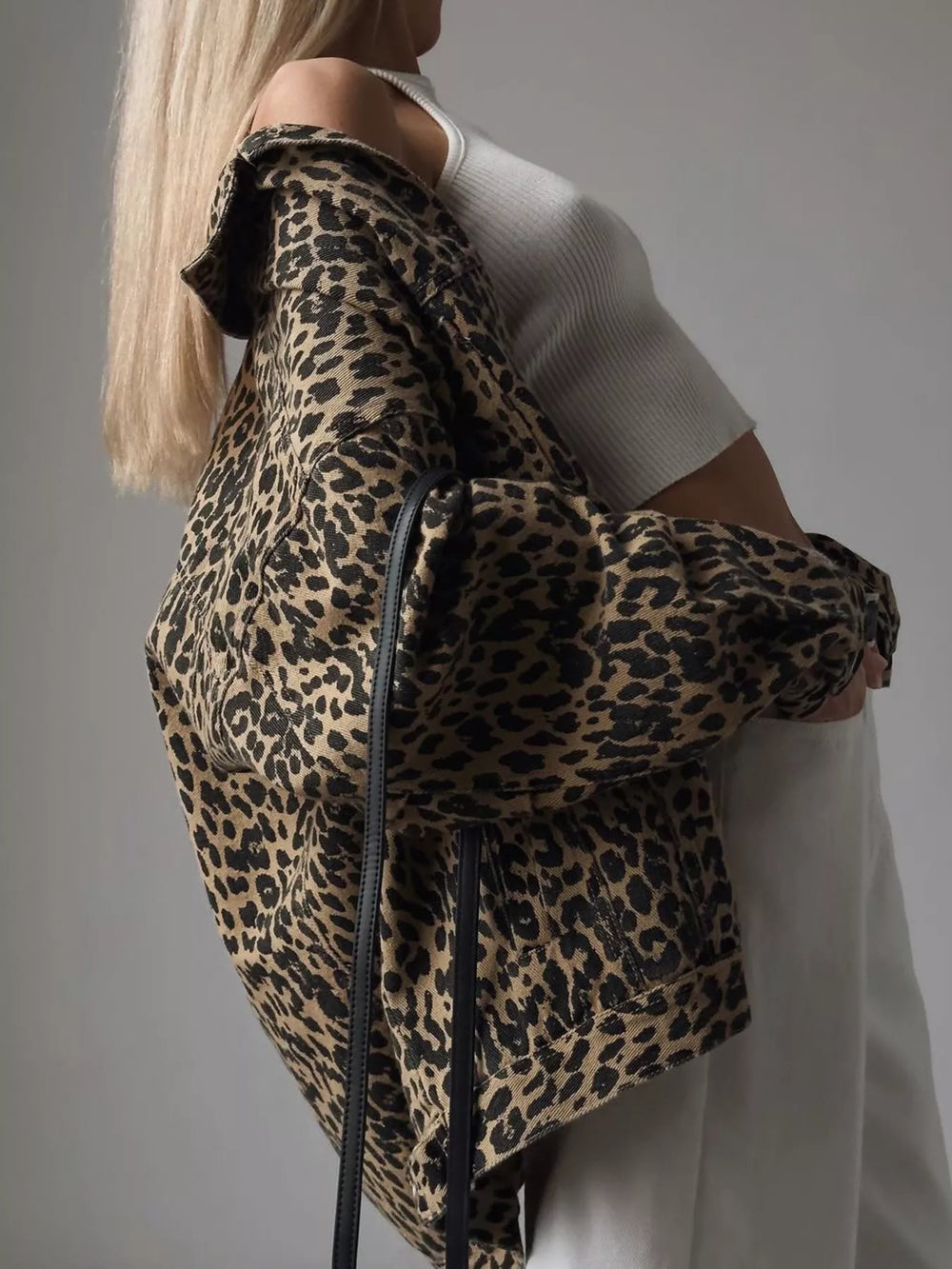 Blouson en jean femme avec motif léopard audacieux, parfait pour une mode décontractée d'automne.