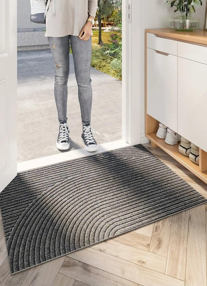 Tapis d'entrée chic et antidérapant pour une maison propre et sécurisée, design moderne et élégant.