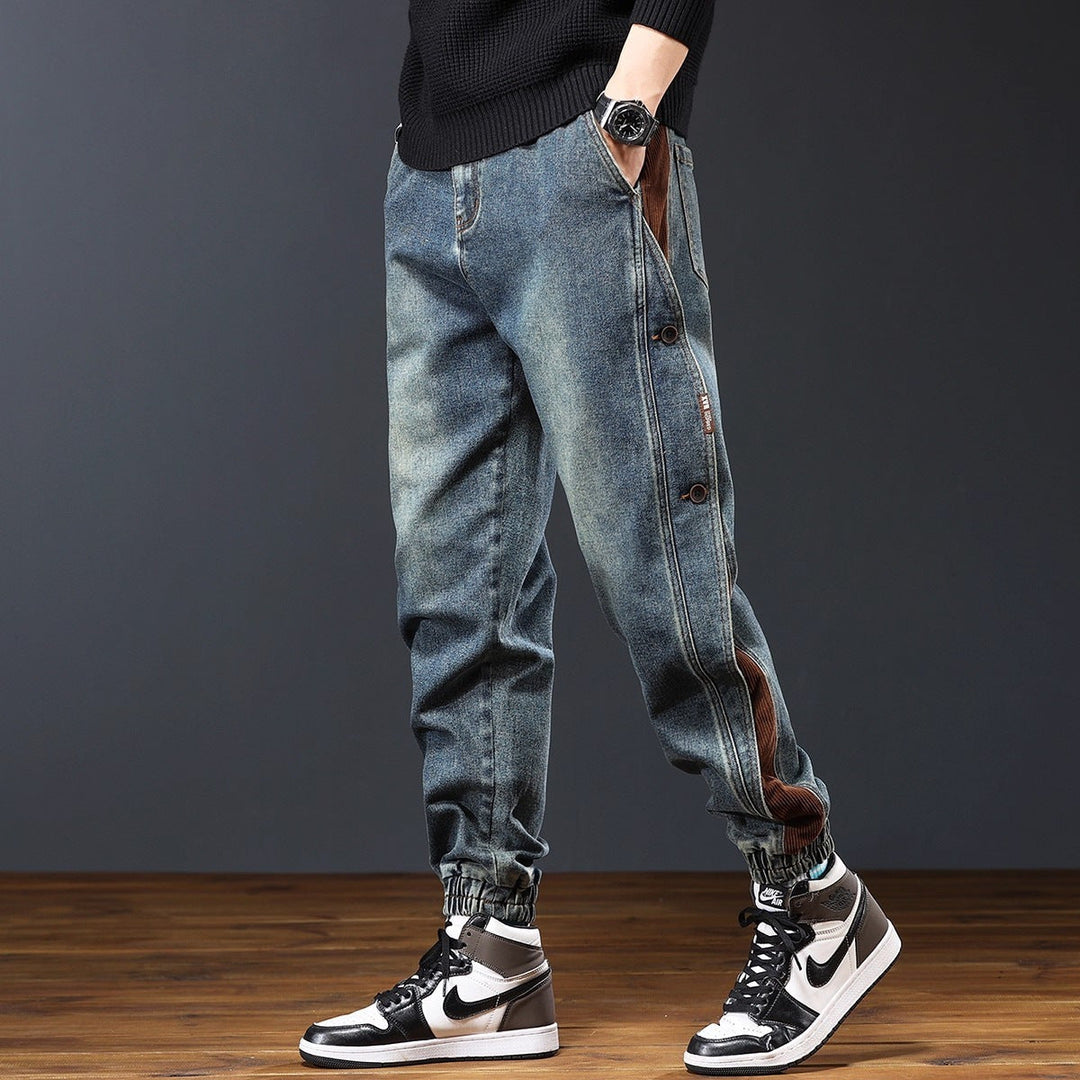 Jeans jogger homme gris, coupe décontractée. Style urbain et moderne pour une mode masculine tendance.