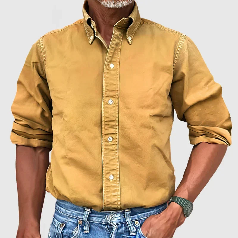 Chemise homme look délavé, texture vintage unique. Manches longues pour un style décontracté moderne.