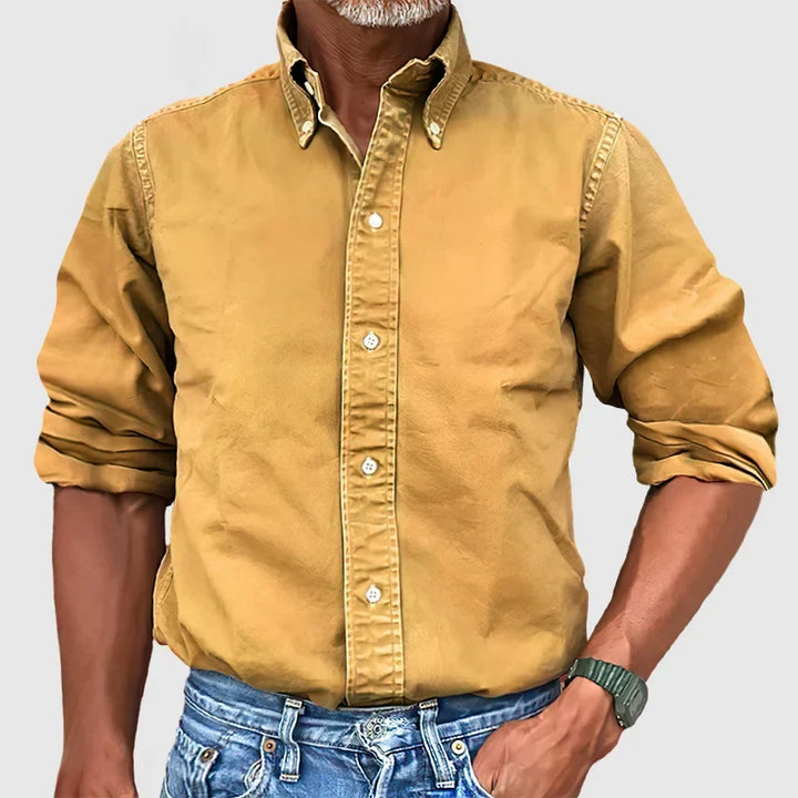 Chemise homme look délavé, texture vintage unique. Manches longues pour un style décontracté moderne.