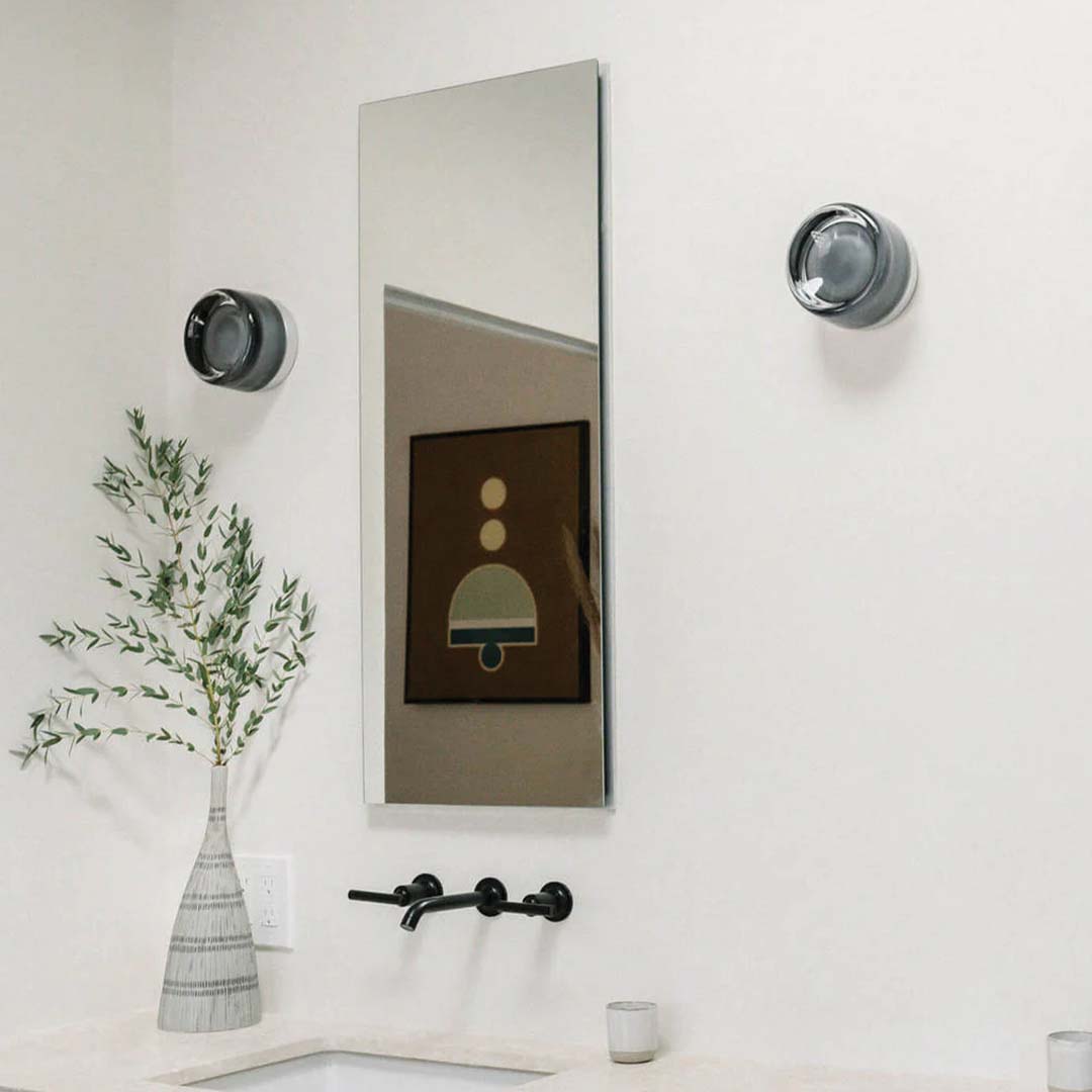 Lampe murale LED minimaliste parfaite pour chambre, éclairage doux et décoration intérieure épurée.