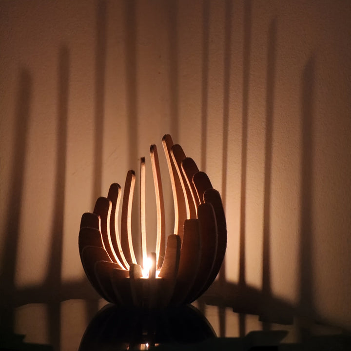Pièce unique: bougeoir artisanal lotus en bois. Style bohème pour enrichir votre décoration intérieure avec lumière.