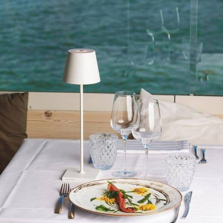 Lampe LED sans fil, design contemporain, commande vocale Alexa, rechargeable pour table de salon ou terrasse.